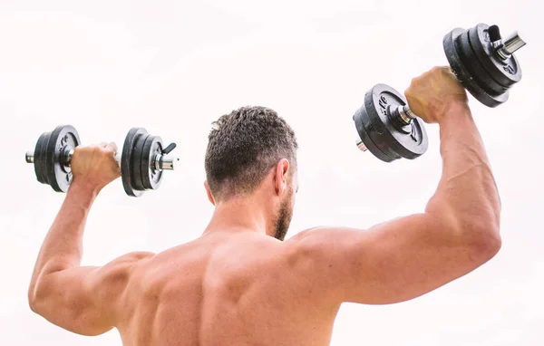 Grande progresso. Estilo de vida saudável. equipamento de fitness e desporto. homem desportista levantamento de peso. esteróides. corpo atlético. Ginásio de halteres. Muscular back man exercitando de manhã com barbell — Fotografia de Stock