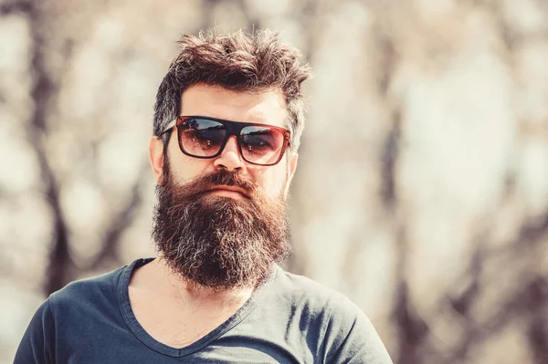 Sakalı olgun hipster. Sakallı adam açık. Sakal bakım ve berber dükkanı. Erkek moda ve güzellik. mükemmel tarzı ile acımasız erkek. gür saçlı sakallı adam. Özgür ve mutlu zaman. Mükemmel stil