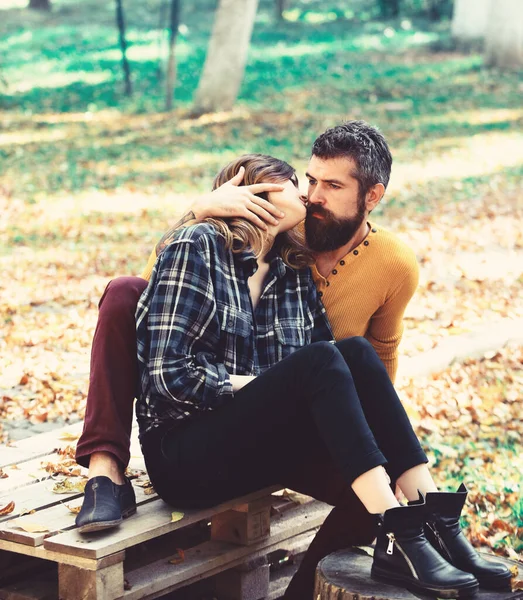 Couple in love spends time in park. Autumn and love — Stock Photo, Image