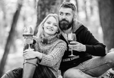 aşık çift sonbahar ormanda rahatla. Aile pikniği. Sevgililer günü. aşk Tarih ve romantizm. Bahar ruh. kamp ve yürüyüş. Şerefe. mutlu kadın ve sakallı adam şarap içmek. Sommelier iş başında