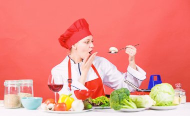 Mutfak masasındaki kız. Yemek pişirmek ve temizlik. Ev hanımı rutini. Profesyonel pişirme ipuçları. Kadın şef yemek yemeyi deneyin. Lezzetli tarifi kavramı. Yemek pişirmek. Sağlıklı yemek pişirme