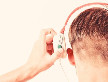 Modern teknoloji. Müzik aleti satın alın. Mağaza mağaza müzikal aksesuar gadget'lar. Müzik tat kavramı. Mükemmel müzik ses kulaklıklarının keyfini çıkarın. İndirim. Adam müzik kulaklıklar beyaz arka plan dinleme