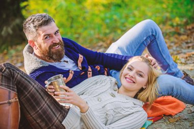 Tatil hafta sonu piknik kamp ve yürüyüş. Turizm konsepti. Piknik zamanı. Mutlu sevgi dolu çift birlikte parkta rahatlatıcı. Romantik piknik ormanı. Piknik battaniyesi üzerinde dinlenen aşık turistler çift