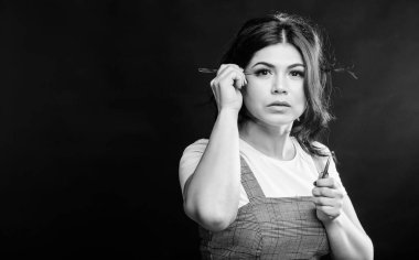 Güzellik dükkanı konsepti. Profesyonel kirpik uzatma cılız. Makyaj sanatçısı. Kozmetik cızırtı. Uzantıları günlük göz makyajı gereksiz hale. Kız makyaj yüz kirpik uzatma için cızırtı tutun