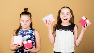 Kolay seçim. Siparişiniz hazır. Şimdiki kutulu küçük kızlar. İyi ki doğdun Tatil kutlaması. Boks günü. Alışveriş. - Sürpriz. Aile kardeşliği. Çocuklar. Yetenekli küçük kardeşler.