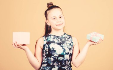Zor bir seçim. Sürpriz. Çocuk bayramı. Kutlama. Şu anki kutusu olan küçük bir kız. Doğum günün kutlu olsun. Tatil kutlaması. Neşeli çocuk. Yeteneği olan küçük bir kız. Boks günü. Noel alışveriş