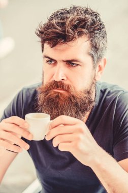 Kafede sakallı adam. acımasız erkek sabah ferahlık ihtiyacı var. Espresso kahve iç. Sabah kahvaltısı. Sakal saç kahve içme ile Olgun hipster. Sabah kahvesi keyfi