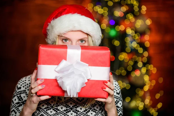 Vinterlov. Perfekt gåva är en kombination av tankeöverföring och presentation. Hur man väljer perfekt gåva. Flicka jultomte med presentask. Köpkoncept. Vacker kvinna firar jul — Stockfoto