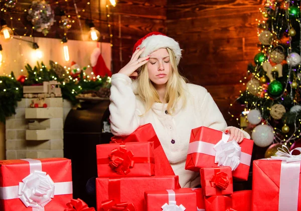 圣诞节的内部。最后的准备圣诞节的时候悲伤的女人爱礼物。冬季购物销售。圣诞节礼物。节礼日在家里庆祝新年。严肃的女孩红桑塔帽 — 图库照片