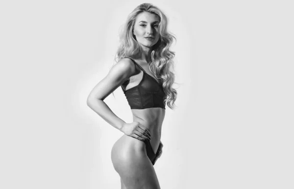 Erotische verleiding. Sexy vrouw met lang krullend haar. Haar schoonheid van sensuele meisje. Perfecte lichaamsvorm. Sexy blonde vrouw. Erotische lingerie en ondergoed. Mannequin met fit buik. Erotische fantasie — Stockfoto