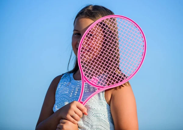 里面的能量。玩游戏。夏季户外运动。打网球。童年的快乐健康的生活方式。带着网球拍的小女孩。夏季体育活动。精力充沛的孩子快乐而快乐 — 图库照片