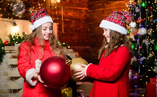 Hazlo juntos. En Navidad. Venta de compras. Feliz año nuevo. Niños elfos. Árbol de Navidad. Compras de vacaciones. Niña con sombreros rojos. Día de compras. Hermanitas de Santa Claus. Compras de Navidad —  Fotos de Stock