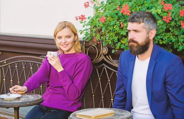 Bonjour, café. Café du matin. Couple amoureux à un rendez-vous romantique. Brutal hipster barbu et fille boire du café. femme et homme avec barbe se détendre dans le café. Première rencontre de fille et d'homme mature — Photo