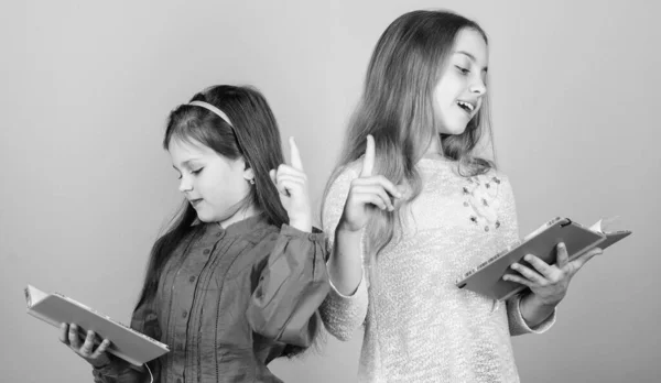 Siempre pregunta, siempre pregunta. libros de trabajo para escribir. De vuelta a la escuela. estudiantes leyendo un libro. Proyecto escolar. Chicas pequeñas con cuadernos. niños felices listos para la lección. hermana amistad — Foto de Stock