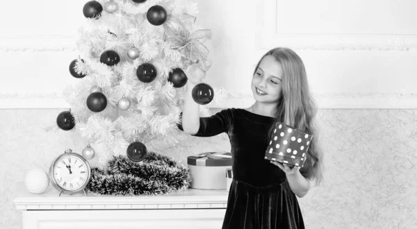 Gyermek otthon ünneplik a karácsonyt. Kedvenc nap az évben. Ideje, hogy nyissa meg a karácsonyi ajándékokat. Karácsonyi megüresedett állás bemutat. Hagyományos családi nyaraláshoz. Gyerek lány karácsonyfa közelében tartsa díszdobozban — Stock Fotó