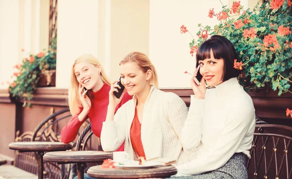 Sociedad moderna. llamada de conferencia. reunión de negocios en el almuerzo. conexión de personas. Diversidad Personas Conexión Dispositivos Digitales Navegación. Redes Sociales en Café. tres chicas en la cafetería hablando por teléfono —  Fotos de Stock