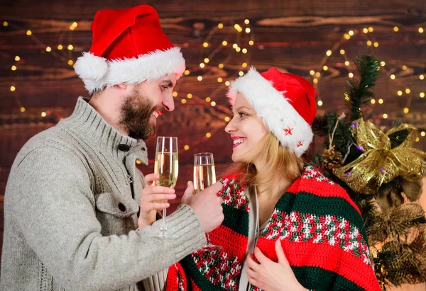 Riktig lycka. God jul, då. Familjen dricker champagne. kvinna och man älskar julen. Gott nytt år. Helgfirande. par förälskade tomte hatt. Dags för presenter. Dags att hälsa. Par känner sig mysiga — Stockfoto