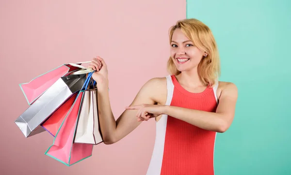 Venta real. Mujer en gira de compras. Chica con bolsas de papel. Concepto Viernes Negro. Feliz día de compras. Retail y consumismo. Impacto ecológico. Satisfecho con sus compras. Descuentos y programa de lealtad —  Fotos de Stock