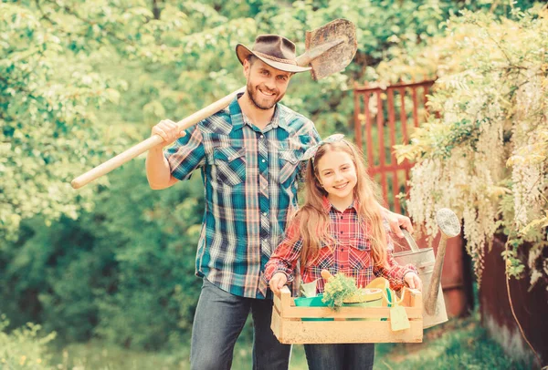 Fabriqué avec amour. fille et père au ranch. village de printemps campagne. l'écologie. Outils de jardinage. petite fille et heureux papa homme. Jour de la Terre. ferme familiale. ferme d'été — Photo