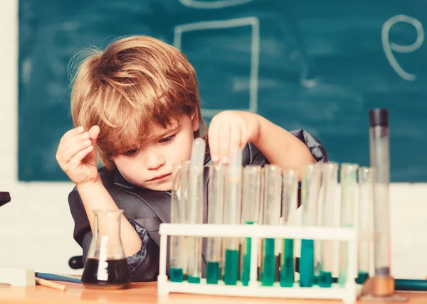 Análisis químico. Estudia química para niños. Biotecnología y farmacia. Alumno genio. Concepto educativo. Wunderkind experimentando con la química. Científico talentoso. Chico tubos de ensayo líquidos química —  Fotos de Stock