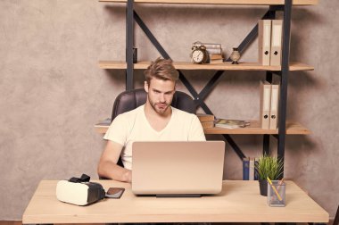 Online satış teknolojileri. Ofisteki patron. Boncuklu hippi adam başlangıç projesi başlattı. Şirketin sahibi. CEO konsepti. Ofis çalışanı. Modern iş. İş danışmanlığı hizmetleri. İş geliştirme