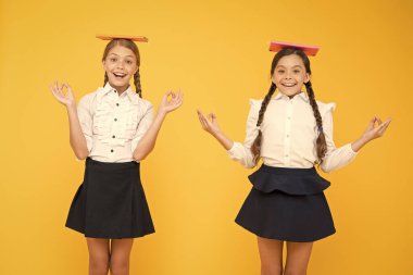 Meditasyon yap. Dengeyi bul. Uyum kavramı. Barış ve denge. En iyisi için umut. Öğrenci kızlar birlikte ders çalışırlar. Çocukların okul üniformaları kitapları tutar. Yaşam dengesi. Okul stresiyle başa çıkmak