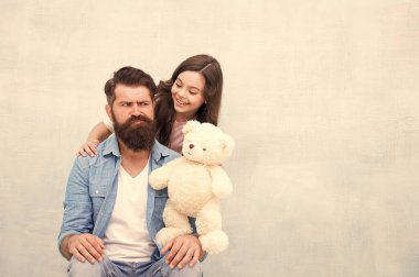 Hadi birlikte oynayalım. Küçük çocuk sakallı adamla oynuyor. Küçük kız ve baba yumuşak oyuncaklarla oynuyorlar. Çocukluk oyunu. Oyun oynuyorum. Aile ilişkisi. Oyuncak dükkanı, kopyalama alanı