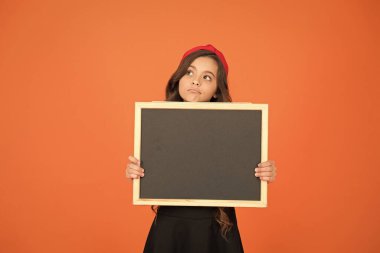 Halka açık. Öğrenciler topluluğu için haberler. Uluslararası takas. Okul programı bilgisi. Karatahta kopyalama alanı liseli kızlarda. Okul duyurusu konsepti. Okul hayatı. Bilinen