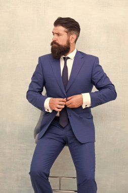 Ofis kıyafetlerine şık ve modaya uygun bir ton getir. Sakallı adam düğmesi, şık takım elbise ceketi. Meşgul bir adamın modaya uygun görünüşü. Moda bir ofis gardırobu. Moda ve tarz