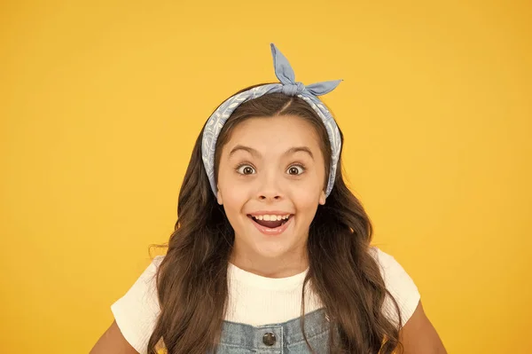 Tendência moda. Férias. Menina longo cabelo encaracolado bandana nó. Pequena fashionista. Feliz infância. Roupa adolescente moderna. Loja de acessórios. Menina de moda infantil bonito. Acessórios de moda — Fotografia de Stock