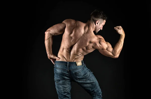Crea tu poder. Entrenador atlético de fondo negro. Hombre atlético muestra bíceps tríceps. Sexy deportista flex músculos del brazo. Entrenamiento físico atlético para el poder. Construcción de físico atlético — Foto de Stock