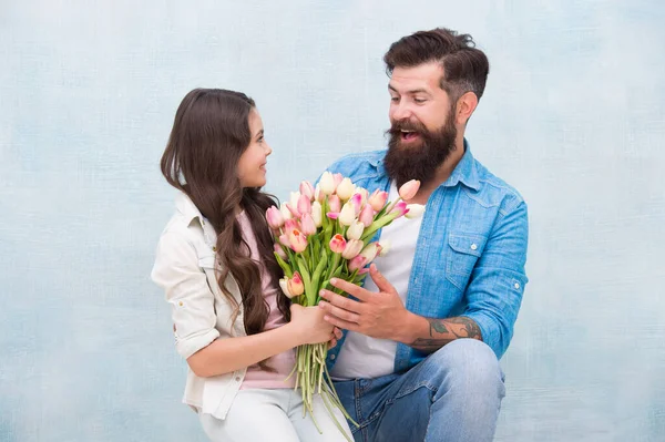 Womens day celebration. kid and dad prepare flowers for mothers day. spring and beauty. father and daughter with flowers. Happy family portrait. girl greeting dad with Fathers Day — Stock Photo, Image
