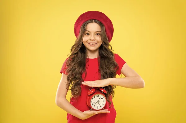 Controlando el tiempo personal. Todo está bajo control. Defina su propio ritmo de vida. Horario y hora. Prepara el despertador. Niña niña sostiene el reloj rojo. Siempre a tiempo. Nunca es demasiado tarde. — Foto de Stock