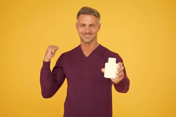 Poder de venda. Homem feliz apresentando produto. Treino de fitness. Estilo de vida saudável. Venda e desconto. A venda está a chegar. Mais ofertas e ofertas. Venda de publicidade, espaço de cópia — Fotografia de Stock