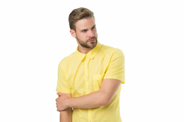 Moda masculina tendencias de verano. Cuidado de la piel del hombre sin afeitar. Concepto de barbería. Chico sexy estilo casual. Concepto masculinidad. Modelo de belleza. Una apariencia perfecta. Tienda de ropa de hombre. Macho con camisa amarilla de lino — Foto de Stock