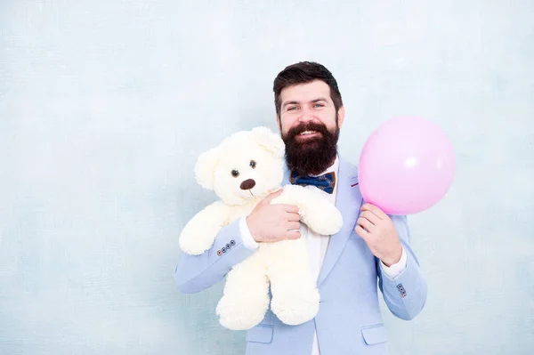 Smoking homem pronto para encontro romântico. Presente do dia dos namorados. Feliz aniversário. ir para compras de presente. brutal hipster barbudo em desgaste formal. homem de negócios segurar urso brinquedo e balão. espaço de cópia — Fotografia de Stock