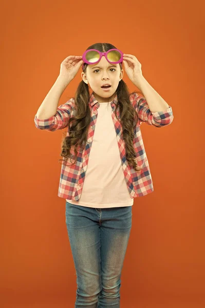 광학 및 시력 치료. 좋은 시력에 만족하는 아이. 시력과 시력 건강. 시력을 향상시킵니다. 소녀는 안경을 착용합니다. 편광이 더 선호하면서 자외선 보호가 중요합니다. — 스톡 사진