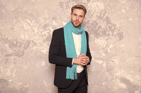 Estilo días ocupados con bufanda elegante. El hombre de negocios usa una bufanda azul larga. Hombre guapo en ropa formal con bufanda. Accesorio de moda para negocios. Bufanda con estilo con diseño elegante — Foto de Stock