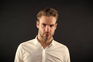 Yüzüne yakışan saç stili. Sarışın, yakışıklı bir adam. Şık sakallı ve bıyıklı genç adam. Kişisel tımar. Berber dükkanı. Sakallı berber. Kuaför salonu. Kuaförlük ve kuaförlük