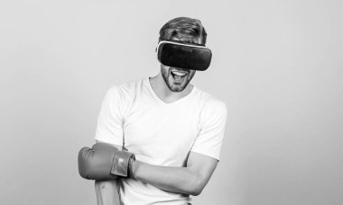 Spor bizim hayatımız. Modern bir alet. Boks antrenmanı. Boks maçı. gelecekteki yenilikler. VR gözlüklü adam. Futuristik oyun. Sanal gerçeklikte boks. Dijital spor başarısı. İnsanlar yeni teknolojiler kullanıyor.