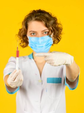 İlaç hapları. Salgını durdurun. Sağlık hizmetleri hastanesi. İlaç aşısı şırıngası. Hemşire iğneye hazırlanıyor. Coronavirus önleme. Yan etkiler. Aşı konsepti. Aşılama programı