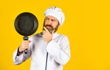 Mutfakta yemek pişirmek. Mesleğim. Tencereli fırıncı. Yemek servisi. Şef 'in mutfak eşyaları var. Mutlu aşçı tavayı tutar. Üniformalı şef çorba pişiriyor. Restoran mutfağı. Boşluğu kopyala