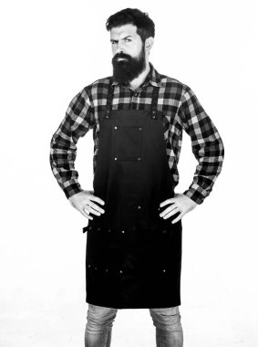 Sakallı hippi barbekü için önlük giyer. Kızartma ve ızgara yemek. Piknik ve barbekü. Adam vahşi hipster pişiriyor. Fast food restoranı. Ciddi sakallı aşçı. Restoran personeli. Pişirmeye hazır.