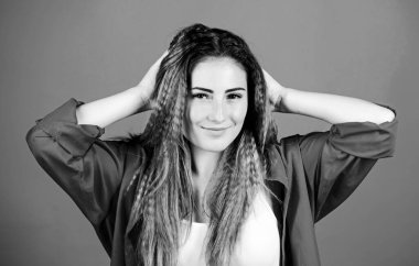 Saç şekillendirme metodu. Kişisel bakım. Şampuan ve saç kremi. Şımartma rutini. Kuaför salonu. Hasarlı saç. Sakat saç stili. Mavi arka planda kız saç stili. Fazladan ses