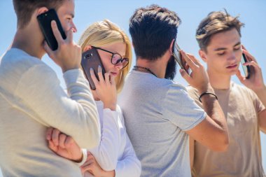 İletişim araçları. Cep telefonu sohbeti. Arkadaşlar arka planda sohbet ediyorlar. Mobil iletişim. Akıllı telefonları olan insanlar. Cep telefonu. Sohbet ve tartışma. Proje tartışılıyor