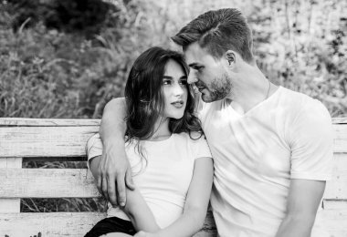 Aile çiftliği hafta sonu. Romantik randevu. Çift dışarıda bankta rahatlar. Birliktelik konsepti. Bir kızla bir erkek. Birbirine aşık çiftler. Sıradan moda. Birlikte mutluyuz. Sevgililer Günü. Ormanda yaz kampı