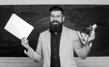 Biyoloji onun tutkusu. Talep eden öğretmen. Sınıfta ders veriyorum. Teoriyi açıklıyorum. Üniversite ve lise. Test için hazırlanın. Öğretmen sakallı adamın elinde belgeler ve mikroskop geçmişi var.