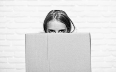 saklanma oyunu. Yeni daireye taşınıyorum. Mükemmel alışveriş. dokunaklı kavram. Yeni eve taşın. Kira konsepti. Onarımlar iptal edildi. Mutlu çocukluk. kopyalama alanı. Küçük kız çocuğu. Kutulu küçük kız.