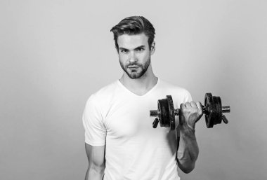 Güçlü kaslar ve güç. Halter kaldıran adam. Spor salonunda antrenman. Spor gereçleri. Sporcu fitness adamı. Ağırlık kaldırma. Halterle çalışan bir adam. Güç ve enerji. başarı.