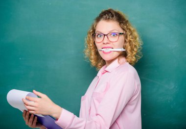 Okula dönelim. Bugün burada olan. Yoklama konsepti. Bayan öğretmen klasör belgelerini tutuyor. Ders planı. Kurallara göre. Evrak işleri belgesel dosyaları. Okul ödevi. Bilgi günü